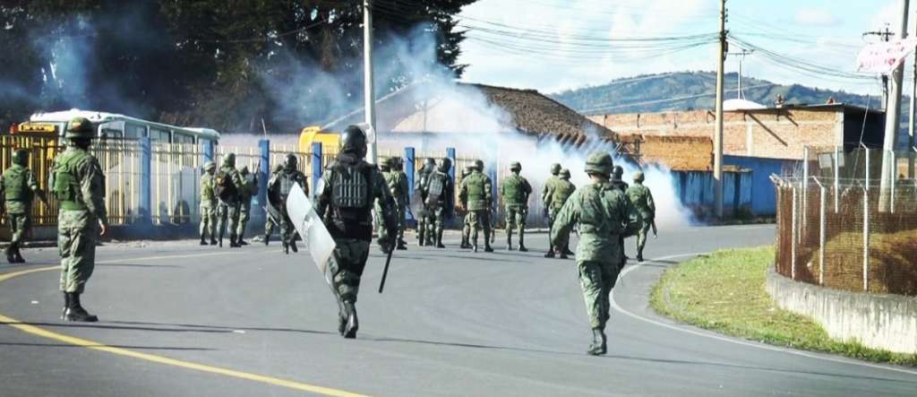Manifestantes exigen la llegada del vicepresidente a Tulcán