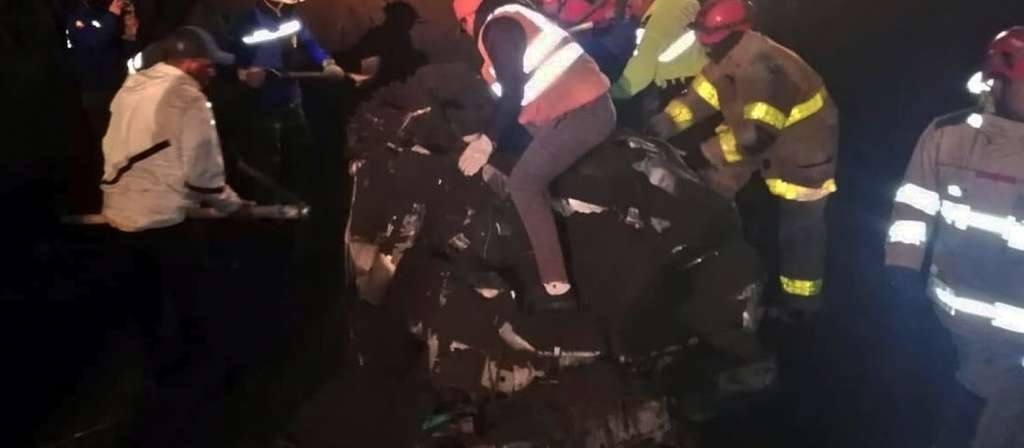 Familia de 5 personas muere sepultada en vía Baños-Penipe