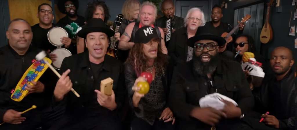 Aerosmith interpreta &#039;Walk This Way&#039; con juguetes