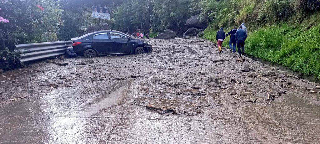 6 personas están desaparecidas por un deslave en la vía Loja - Zamora