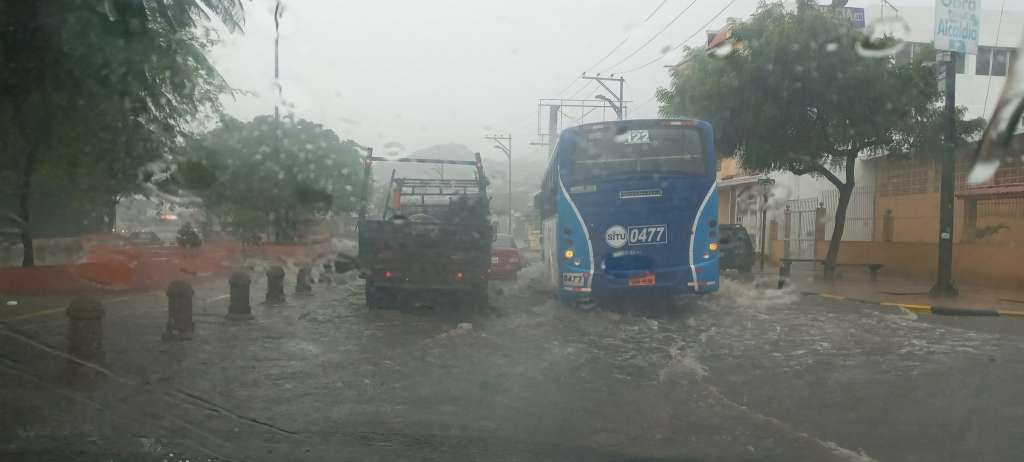65 emergencias en Guayaquil, tras torrencial lluvia del lunes
