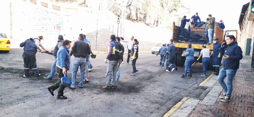 Comienza la limpieza de escombros en Quito