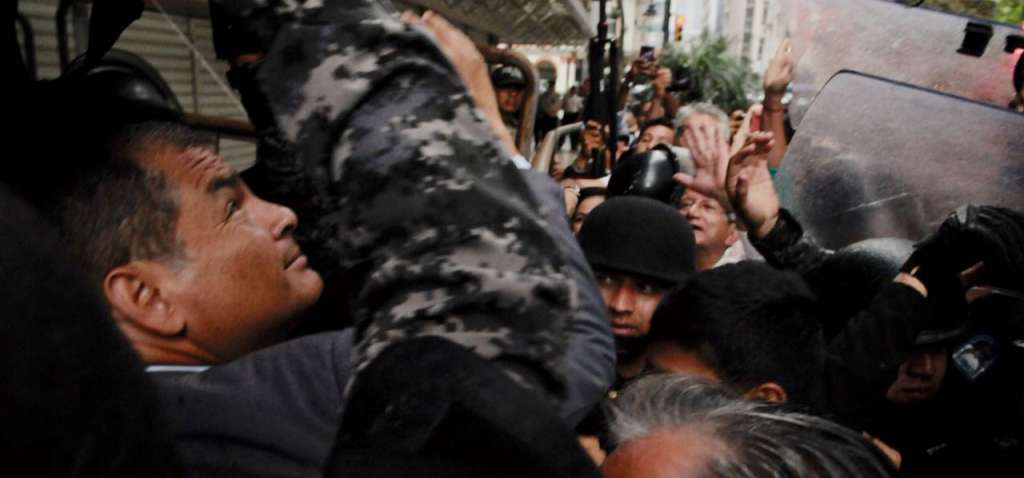 Expresidente Rafael Correa rinde versión sobre caso Petrochina en medio de intensas protestas