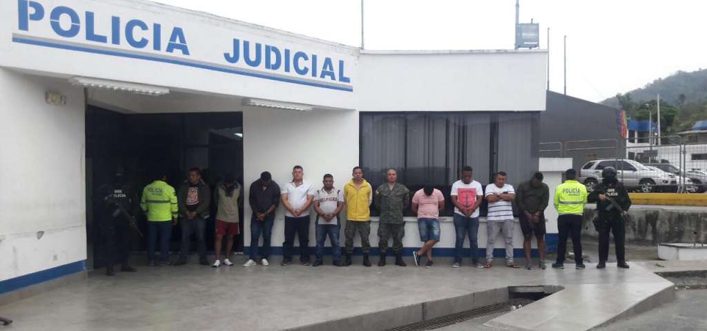 2 militares y 1 policía detenidos en operativo en Esmeraldas