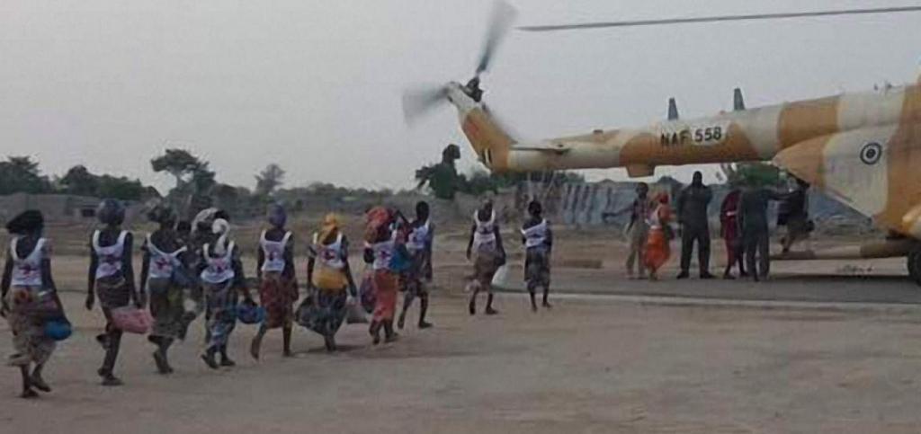 El presidente de Nigeria recibe a las 82 estudiantes liberadas en Chibok