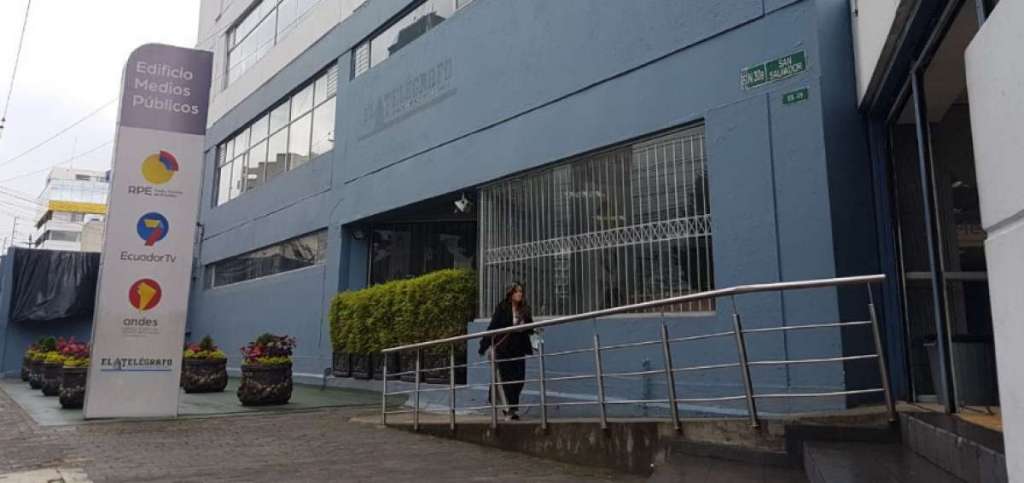 Desvincularán a 500 empleados de medios públicos de Ecuador