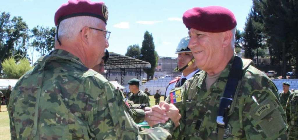 General crítico de Correa, al frente de las FF.AA.