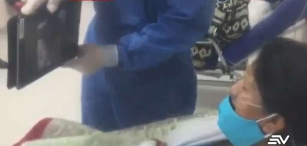 Pacientes de hospital de Quito hablan con sus familiares a través de tablet