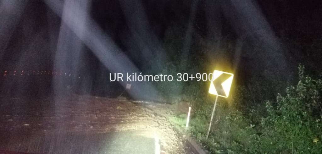 Deslave obstaculiza totalmente km 30 de la vía Alóag