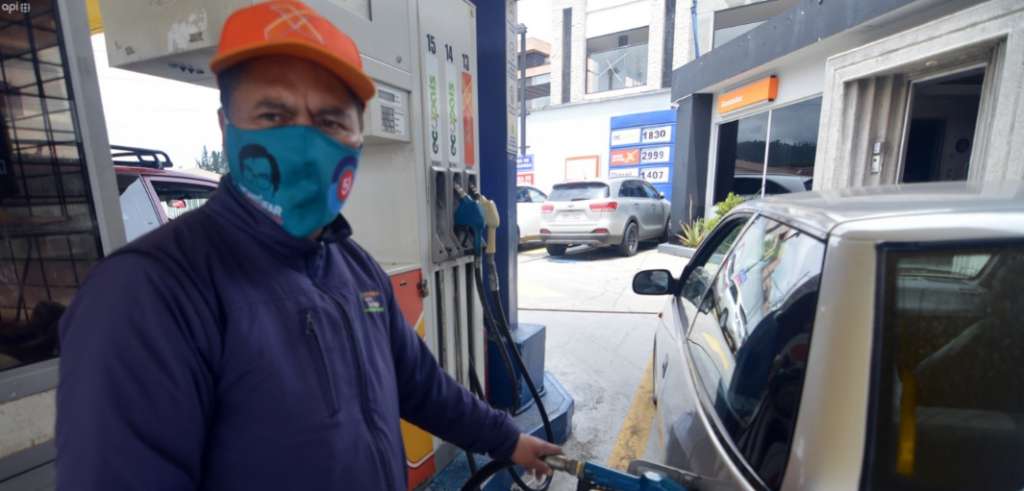 Transportistas públicos piden que se congele alza de combustibles