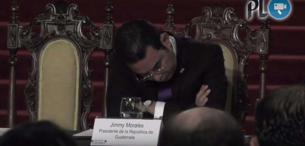Difunden video del presidente de Guatemala durmiéndose en sesión de trabajo