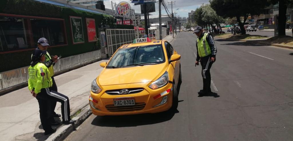 &quot;Hoy no circula&quot; deja más de 100 carros retenidos en Quito