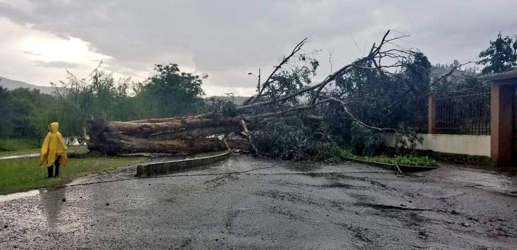 Lluvia y granizo causan estragos en Azuay