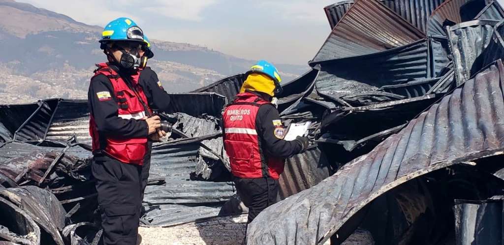 Investigan causas de incendio en bodega de Quito