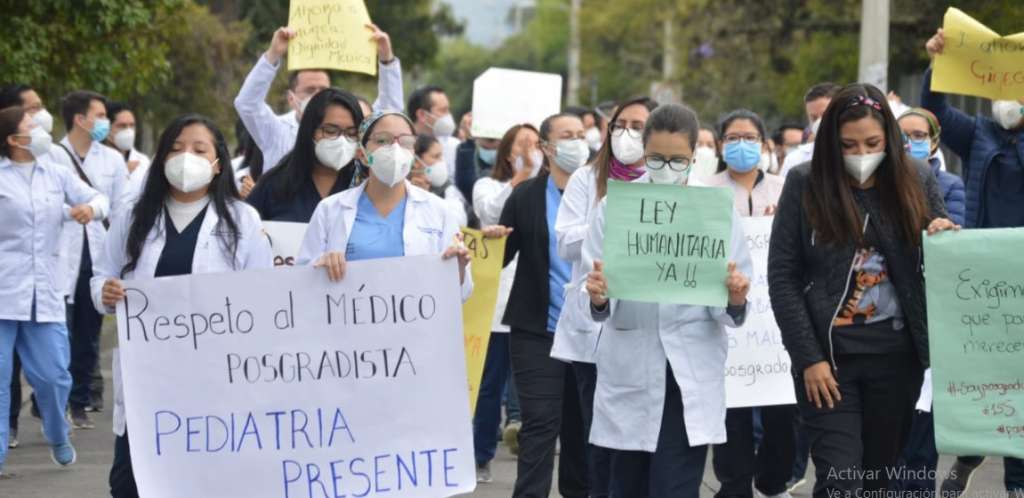 Médicos posgradistas protestaron a nivel nacional; piden remuneración por laborar durante la pandemia