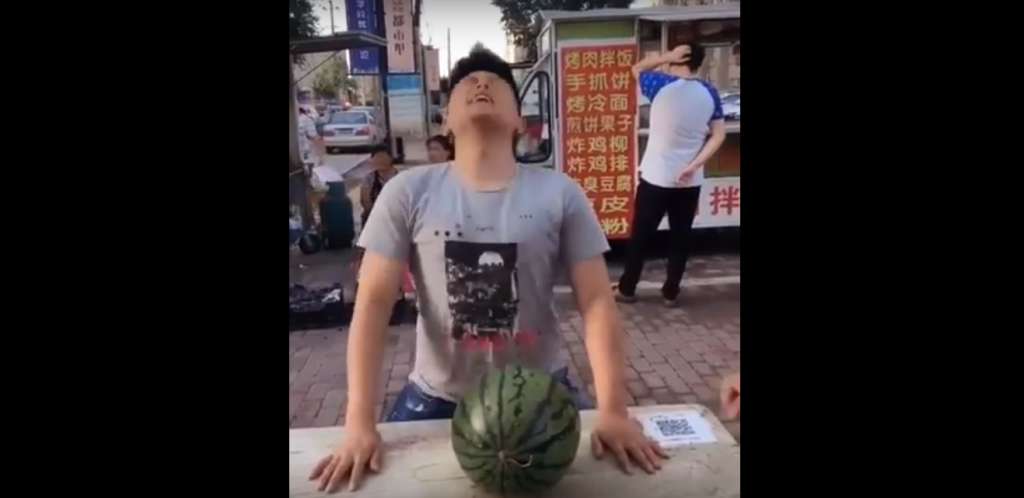 Impactante final de joven que quiso partir sandía con la cabeza