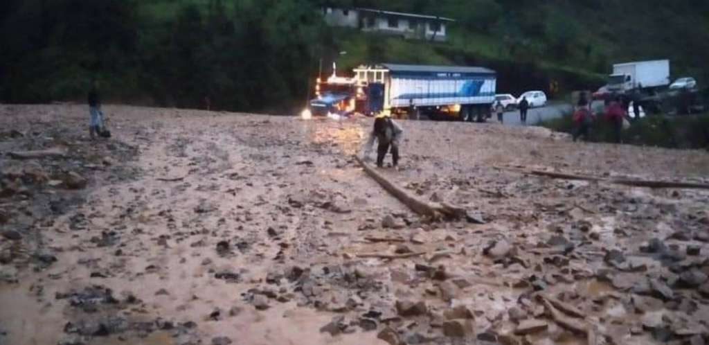 La vía Latacunga-La Maná estuvo cerrada 30 horas por deslave