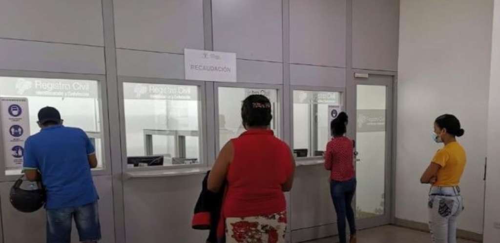 Elecciones 2021: largas filas en 3 provincias para sacar cédula; Registro Civil también atenderá este domingo