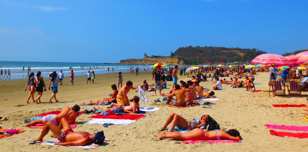 Miles de turistas en las playas de Ecuador disfrutan el primer día del 2019