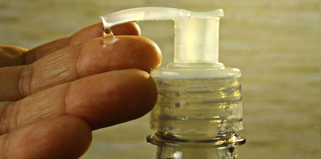 Empresa azuaya deja de producir licor para elaborar gel antibacterial