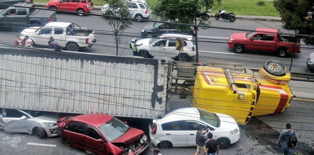 Quito: tráiler aplastó a tres automóviles en la avenida Simón Bolívar y dejó siete heridos