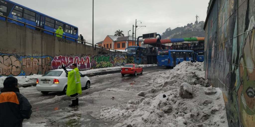 Lluvia y granizo cayeron sobre varios sectores de Quito
