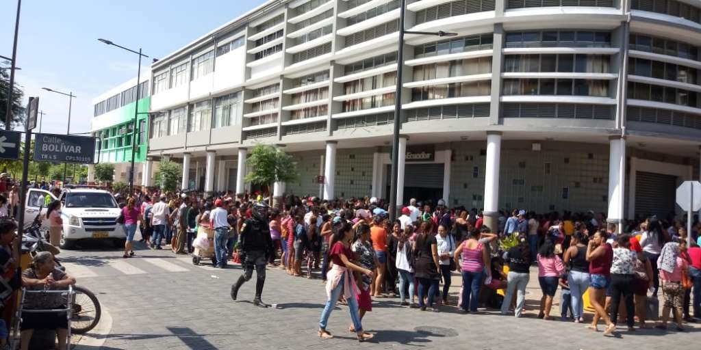 Portoviejo: Decenas acudieron a Ban Ecuador por bono