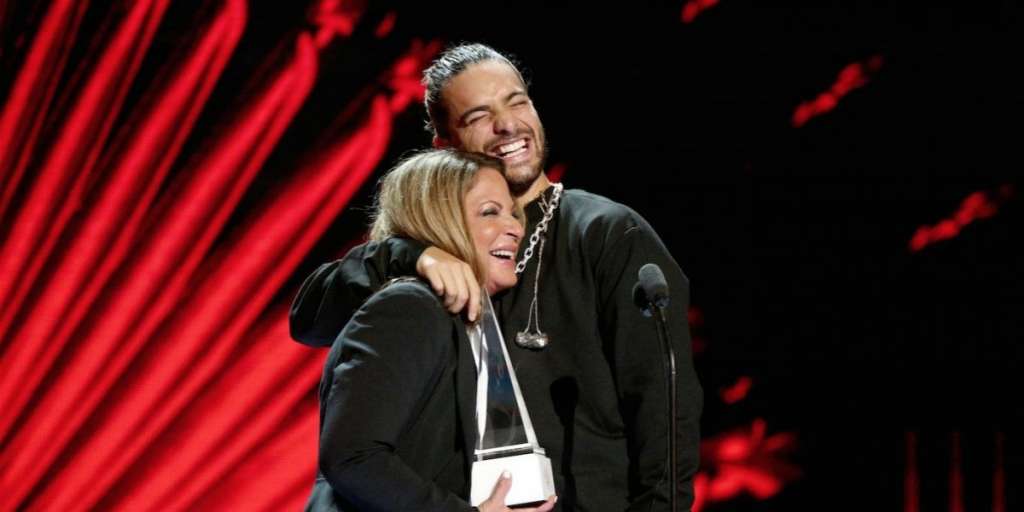 Maluma y la Dra. Polo encienden premios con beso