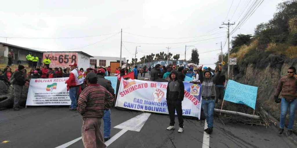 Carchi amanece con vías bloqueadas por manifestantes