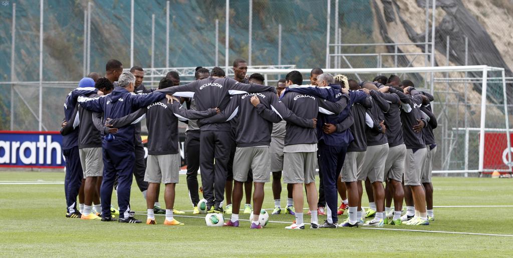 La &#039;Tri&#039; completa entrena a puertas cerradas en la Casa de la Selección