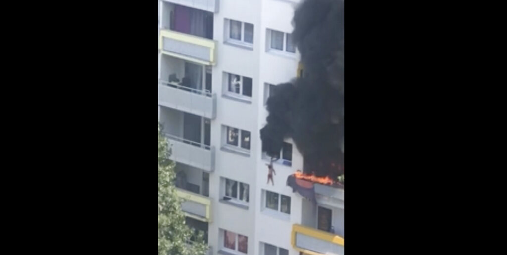 Rescatan a 2 niños de edificio en llamas en Francia