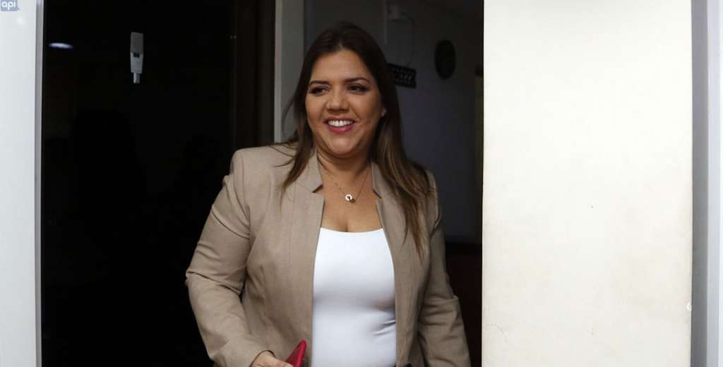 María Alejandra Vicuña, investigada por Fiscalía y cuestionada en la Asamblea