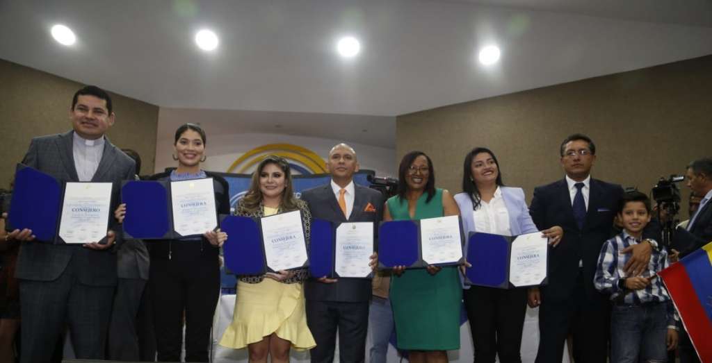 Consejeros del CPCCS reciben credenciales del CNE