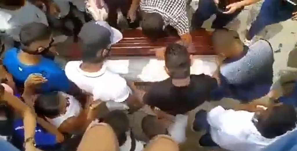 Colombia: abren ataúd de fallecido por COVID-19 para despedirlo