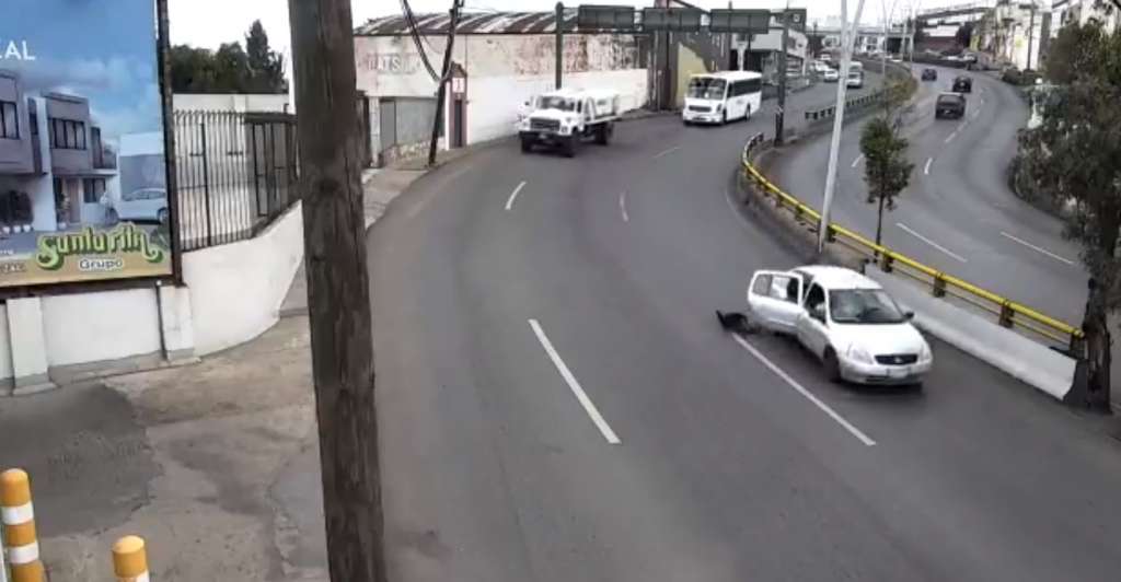 Niño cae de carro en pleno trayecto