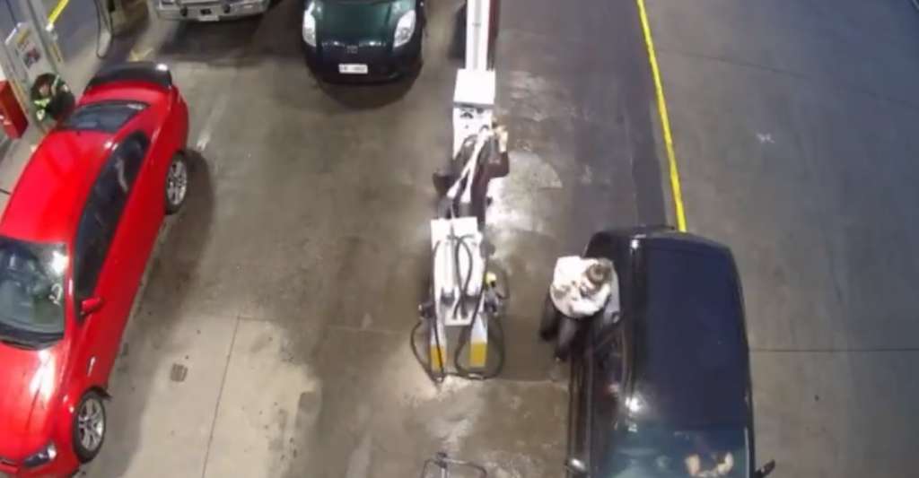 Mujer estuvo a punto de morir en una gasolinera