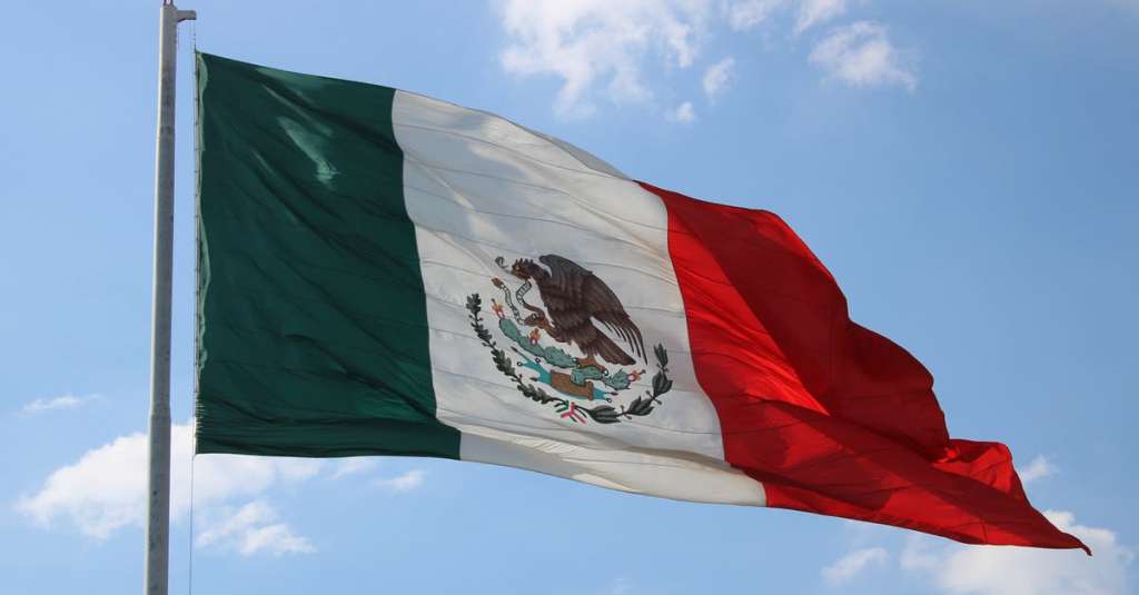 Amenazan a familia en EEUU por flamear bandera mexicana