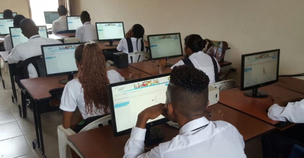 Senescyt informó a bachilleres que aún existen cupos disponibles para universidades