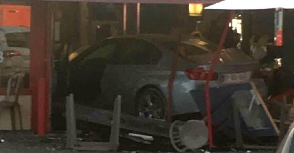 Un auto irrumpe en una pizzería cerca de París y deja una niña muerta