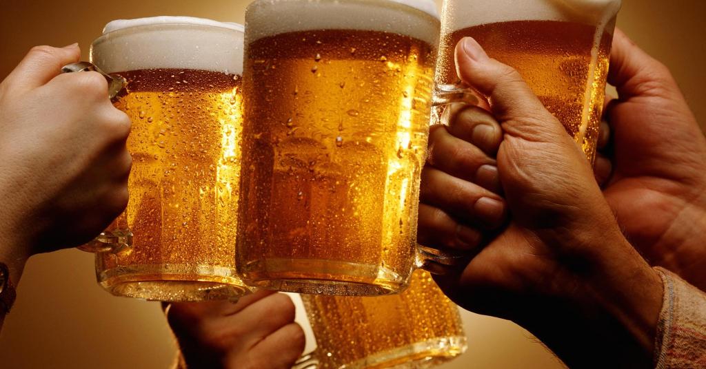 Miembros de PETA promueven que beber cerveza es mejor que consumir leche
