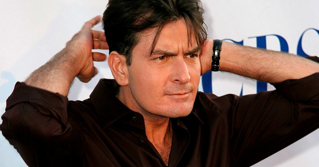 (VIDEO) Charlie Sheen es captado en cámara besando a un hombre