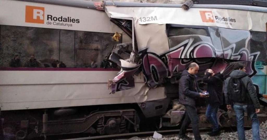 Choque de trenes en Barcelona deja un muerto y decenas de heridos