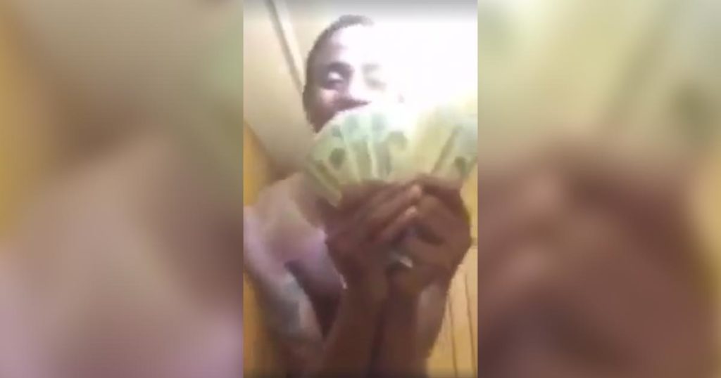 Un narco se jactaba mostrando su dinero por Facebook Live hasta que llegó la Policía