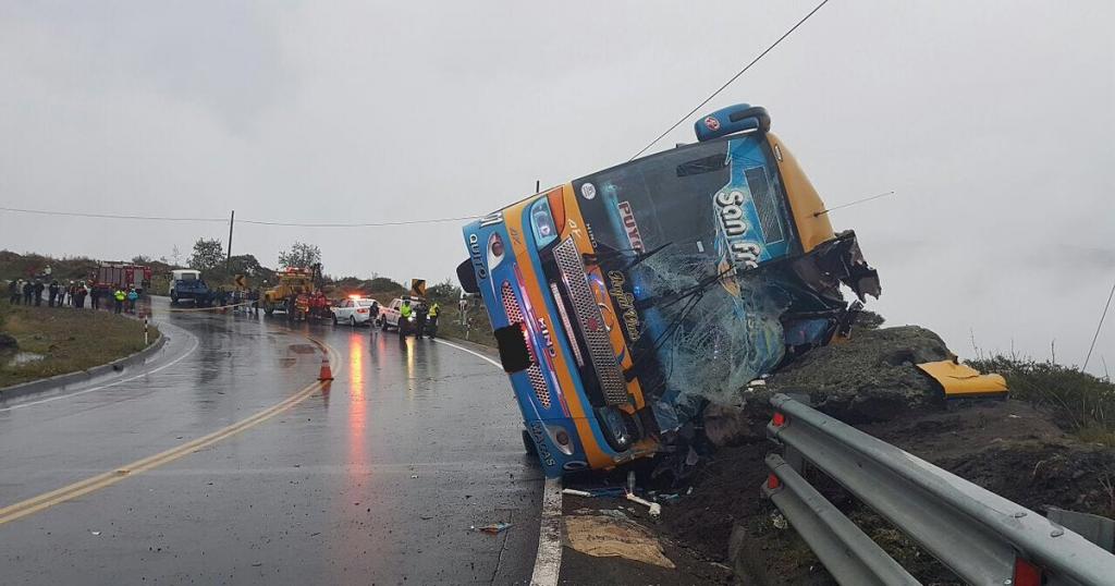 16 personas heridas luego de un accidente en la vía Pelileo-Baños