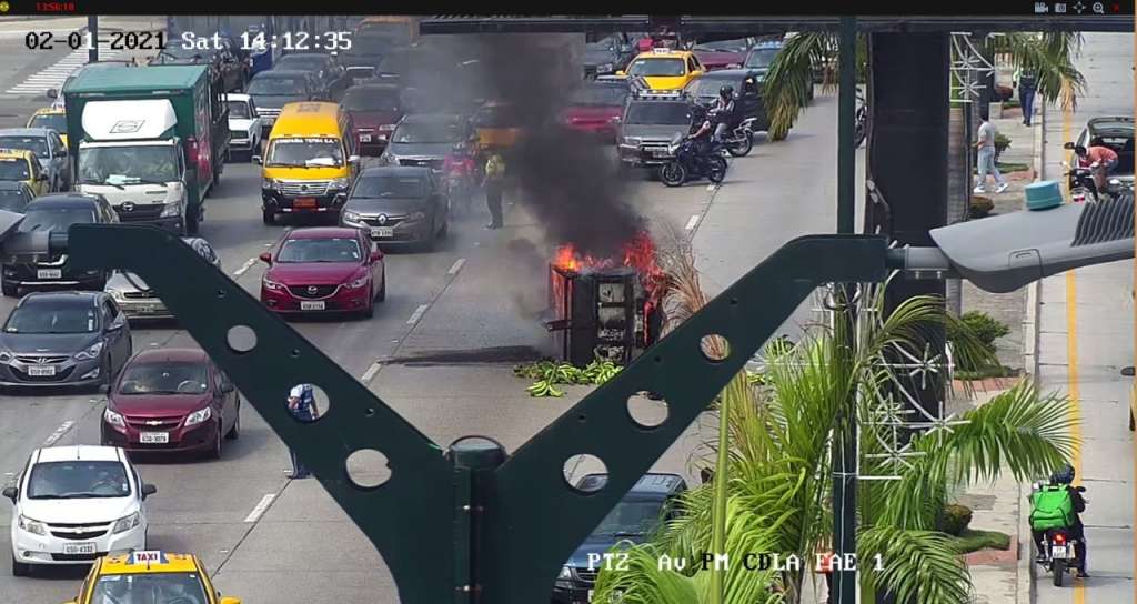 Un herido tras incendio vehicular al norte de Guayaquil