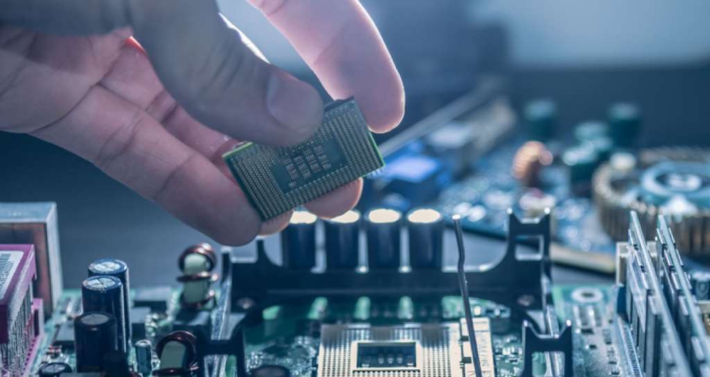 Asaltan centro informático donde trabaja Ola Bini