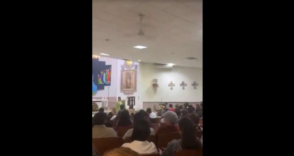 Sacerdote canta “Tusa”... ¡en plena misa!