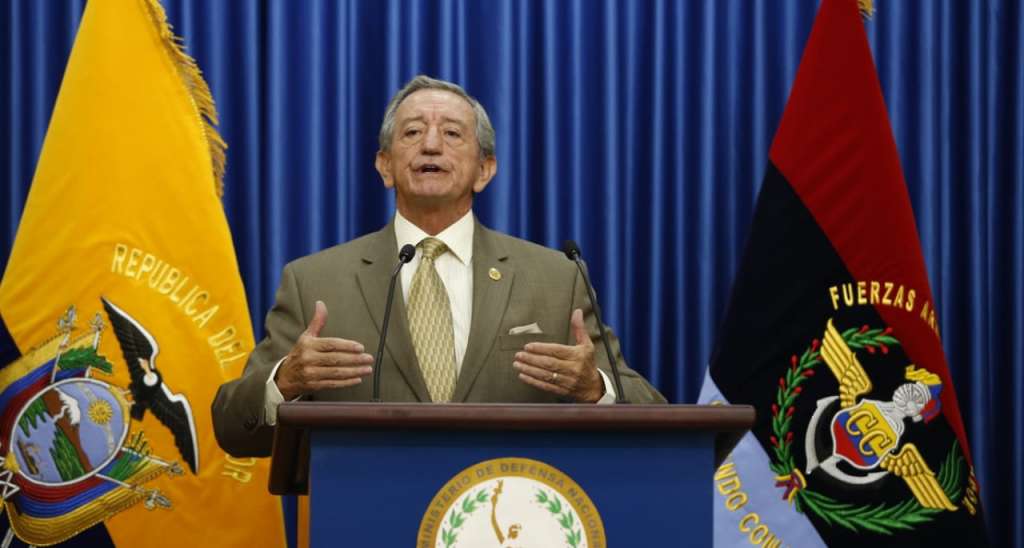 Ministro de Defensa dice que responsabilidad de control de avioneta es de la DAC