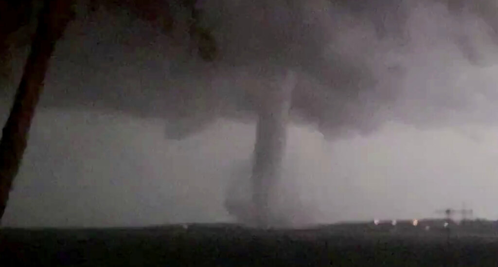 Tornado causa graves daños en zona de Dallas