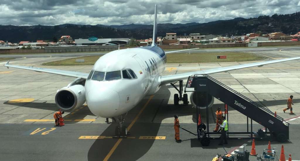 Aeropuerto de Cuenca suspende actividades por caída de ceniza